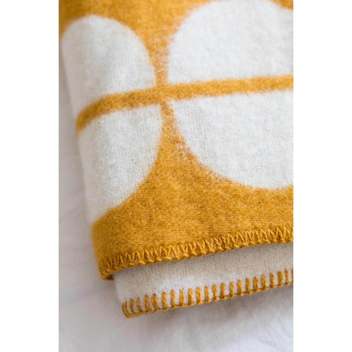 Felix – Warme Designdecke aus norwegischer Jacquardwolle in Gelb