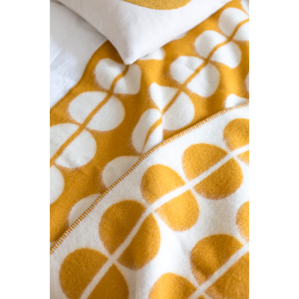 Felix – Warme Designdecke aus norwegischer Jacquardwolle in Gelb