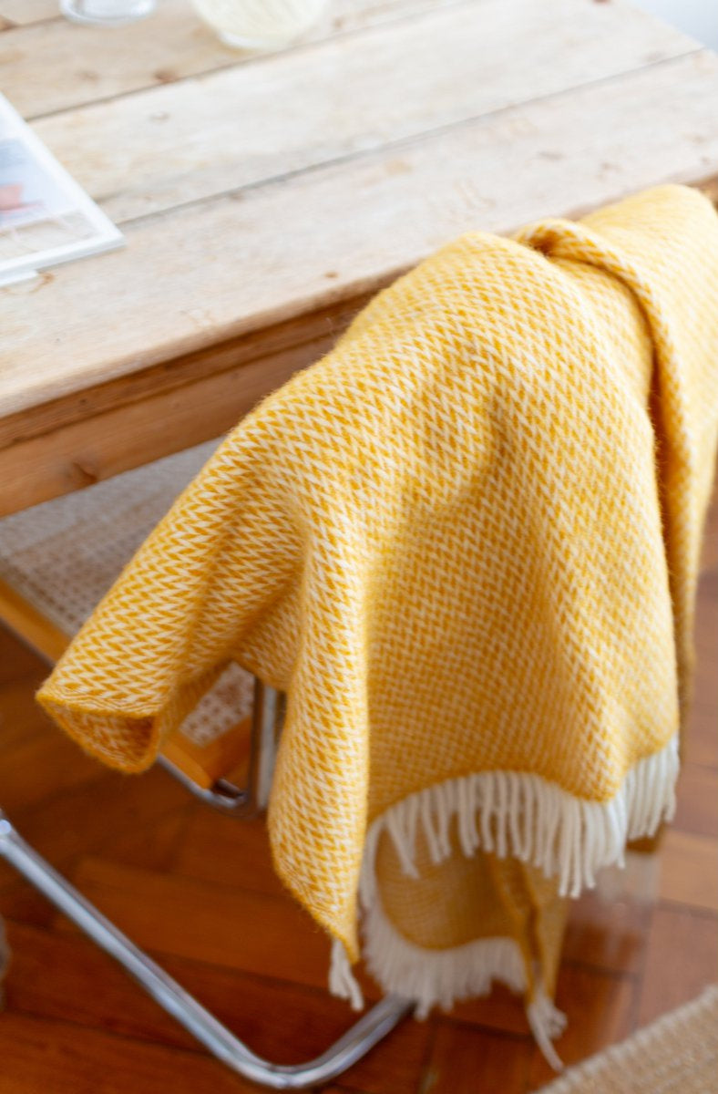 Fanny – Exklusive Wolldecke aus 100 % norwegischer Wolle in Gelb