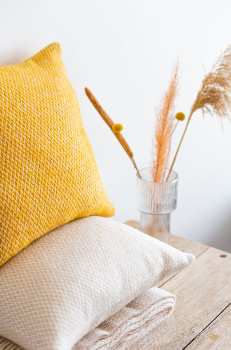 Designkissen aus 100 % norwegischer Wolle in Gelb